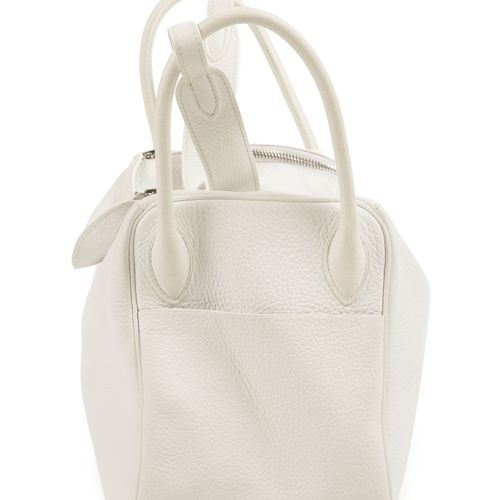 Null HERMÈS
2006
Sac LINDY 30
Taurillon Clémence blanc
Garniture métal argenté p&hellip;