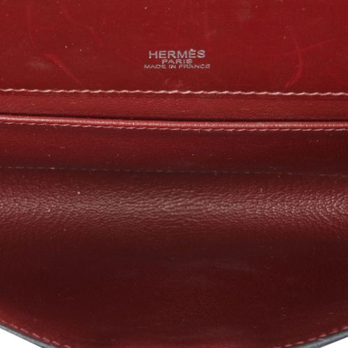 Null HERMÈS
2006
Pochette KELLY CUT
Box bordeaux
Garniture métal argenté palladi&hellip;