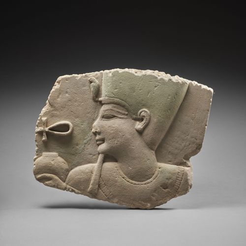 BAS RELIEF FRAGMENTAIRE EN GRÈS Art égyptien, XXXe dynastie ou début de la pério&hellip;