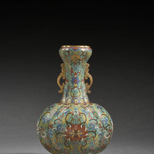 Null RARE VASE EN BRONZE DORÉ ET ÉMAUX CLOISONNÉS, Chine, dynastie Qing, marque &hellip;