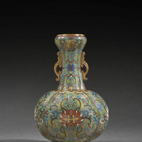 Null RARE VASE EN BRONZE DORÉ ET ÉMAUX CLOISONNÉS, Chine, dynastie Qing, marque &hellip;