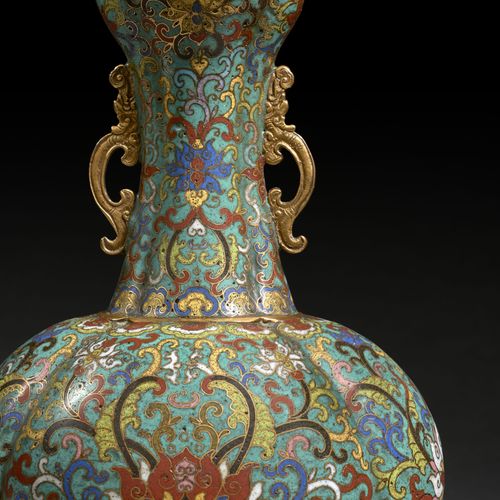 Null RARE VASE EN BRONZE DORÉ ET ÉMAUX CLOISONNÉS, Chine, dynastie Qing, marque &hellip;