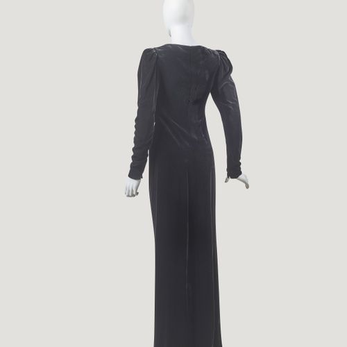Null YVES SAINT LAURENT Haute Couture - 1972
Robe du soir en velours de soie noi&hellip;