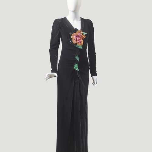 Null YVES SAINT LAURENT Haute Couture - 1972
Robe du soir en velours de soie noi&hellip;