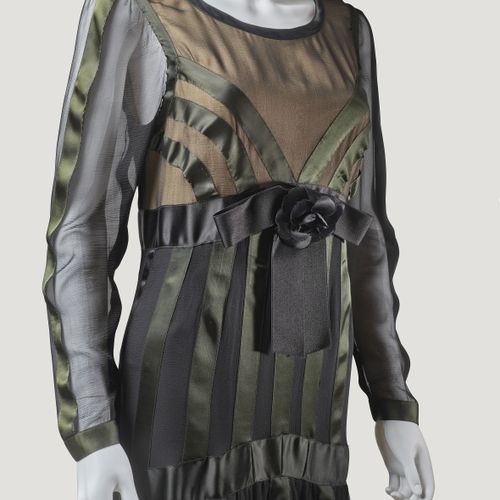 Null CHANEL par Karl LAGERFELD Haute Couture - 1989
Robe du soir de mousseline n&hellip;