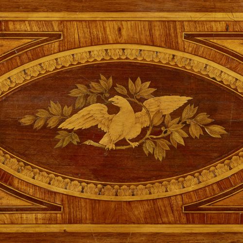 Null 新拉西亚游戏桌 作者：朱塞佩-马乔里尼(1738-1814)
胡桃木，黑檀木，紫檀木和缎木贴面，以马齿苋和柠檬木为背景，顶部有镶嵌的装饰，代表一只张开&hellip;