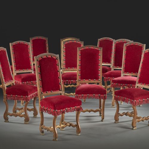 Null 十二套路易十四时期的椅子 
榆木、橡木和胡桃木，用羊骨车削而成，椅腿用H型支架连接，用深红色天鹅绒和饰物装饰；一把椅子是秃的，有事故和修复的痕迹，有虫&hellip;