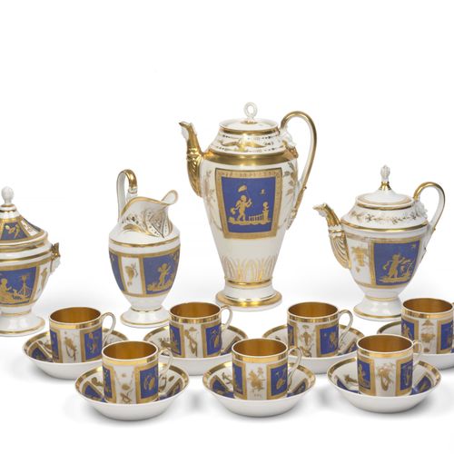 Null 一套巴黎或布鲁塞尔的陶瓷餐具 大约1820-1840年
长方形框架内暗蓝色背景上的爱情和奖杯的金色装饰，包括一个有盖咖啡壶，一个有盖茶壶，一个牛奶壶，&hellip;