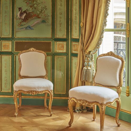 Null PAIR OF LOUIS XV PERIOD QUEEN'S CHAIRS 
In walnut and carved and gilded bee&hellip;