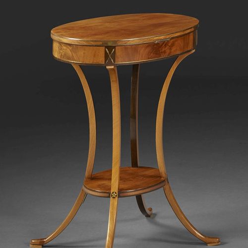 Null 19世纪早期的工作桌 归属于让-约瑟夫-查普斯（1765-1864）。
桃花心木，胡桃木和着色的冬青木贴面，黄铜镶嵌，顶部抬起，显示出有四个隔间的内部&hellip;