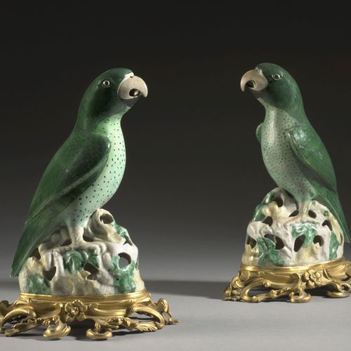 Null 一对绿松石和茄子色珐琅的饼干鹦鹉，中国，清朝，康熙年间（1662-1722年） 
描绘的是站在岩石镂空的底座上，头微微侧向，路易十五风格的铜质錾花和鎏&hellip;