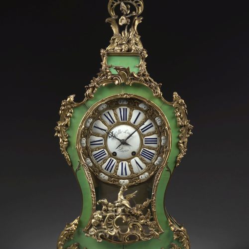 Null 路易十五时期的卡特尔 
绿色牛角饰面，凿刻和鎏金青铜装饰，表盘上有二十五个白色珐琅盘，罗马数字小时和阿拉伯数字分钟，签名为 "Gille l'ainé&hellip;
