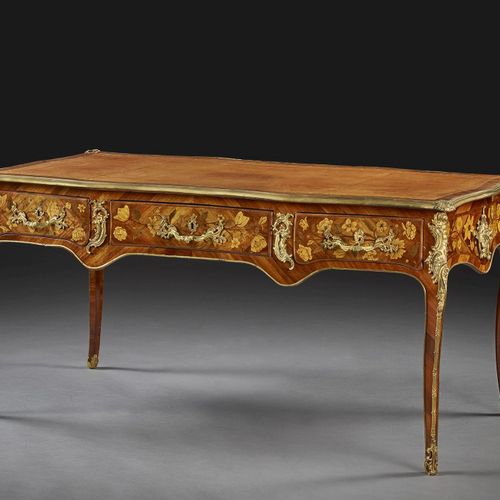 Null 路易十五时期的平面书桌，盖有Adrien Delorme的印章
缎面背景上的彩色木质花纹镶嵌，带有凹槽和镀金的青铜装饰，扇形的顶部，覆盖着镀金的哈瓦那&hellip;