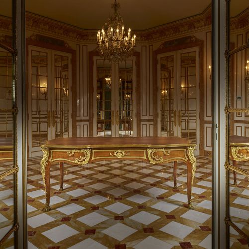 Null 被称为路易十五风格的 "DE L'ABBÉ TERRAY "的办公桌 根据尼古拉-皮埃尔-塞弗林的模型制作而成
缎面木饰面，饰有凹凸不平和镀金的青铜，&hellip;