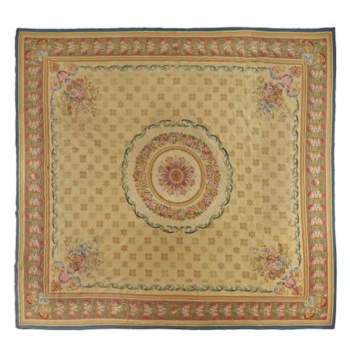 Null TAPIS D'AUBUSSON DE STYLE RESTAURATION, MILIEU DU XXe SIÈCLE 
Le champ cent&hellip;