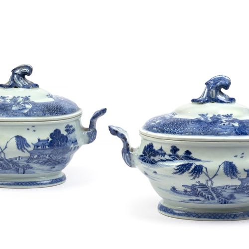 Null 一对白色蓝色的瓷器盖子 中国
饰以湖光山色中的人物和房屋，手柄有造型；轻微裂纹

长：34.5厘米（13.5英寸）。



出处： 

布鲁塞尔一位业&hellip;