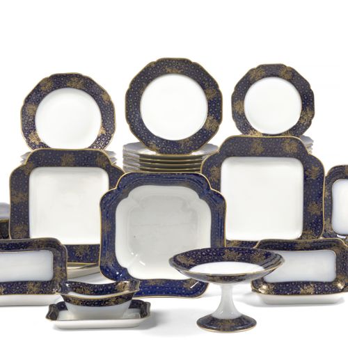 Null 19世纪晚期的利莫吉斯瓷器服务套装 
蓝色背景上的金色装饰有牡丹和鲜花

34个餐盘，23个甜点盘，12个汤盘，一个有盖的汤锅，一个有盖的长方形蔬菜盘&hellip;