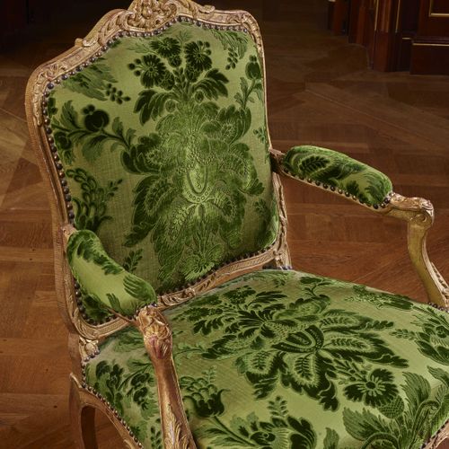 Null 一对路易十五时期的王后椅 归属René Cresson所有
雕刻和镀金的木头，背部和腰部中央装饰着一个在贝壳中爆裂的石榴，两侧是树叶，肩部装饰着鳞片，&hellip;