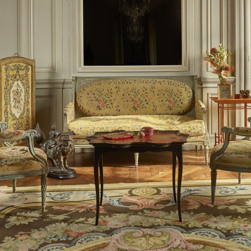 Null 路易十六时期的客厅家具 
木雕和灰色重漆，包括一张沙发和四把扶手椅，锥形腿有扭曲的凹槽，软垫有黄底的多色花卉装饰，已损坏 

尺寸（沙发）： 

H.&hellip;