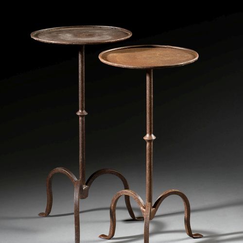 Null 两张新古典主义风格的边桌组成一对 
抛光的金属，放置在一个三脚架底座上

H.54.5和56.5厘米（21 ½ × 22 ¼英寸）。 



一对相配&hellip;