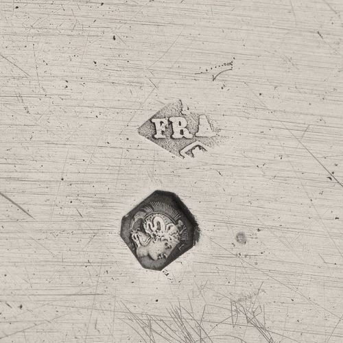 Null 圆形银盘（950） 金匠Souche Père & Fils
巴黎，20世纪
边框有轮廓和圆角造型；划痕

米诺夫印记

一个银盘（950），金匠Ma&hellip;