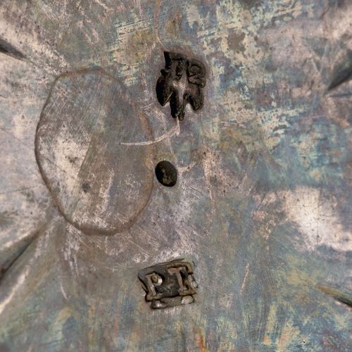 Null 银质侧架 金饰大师Pierre Théry
里尔，1792年
阳台形式，有扭曲的肋骨和平坦的侧面，站在四个带贝壳附件的滚动脚上，浇水口有珍珠和月桂花环&hellip;