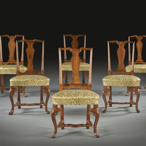 Null 十八世纪前半期的六把威尼斯椅套装 
模制和雕刻的胡桃木，椅腿前部呈拱形，后部由H形支架连接，软垫上有金色背景的棕色花卉装饰；小事故，有虫蛀的痕迹。

&hellip;