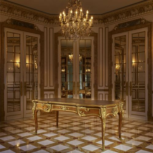 Null 被称为路易十五风格的 "DE L'ABBÉ TERRAY "的办公桌 根据尼古拉-皮埃尔-塞弗林的模型制作而成
缎面木饰面，饰有凹凸不平和镀金的青铜，&hellip;