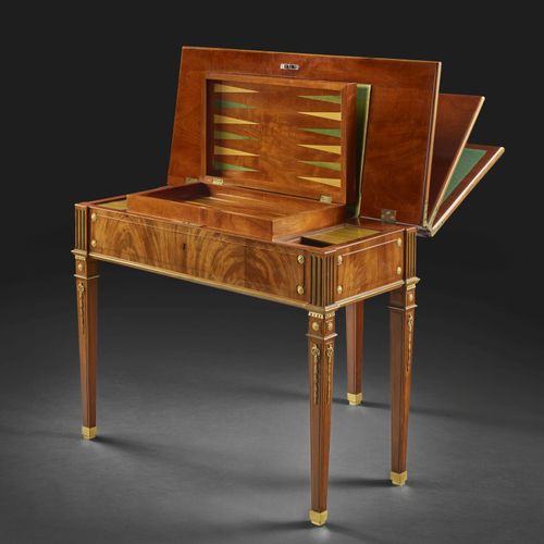 Null 路易十六时代的机械游戏桌 作者：大卫-伦琴，约1780年
桃花心木和有斑点的桃花心木贴面，有凹槽和镀金的青铜装饰，有三个连续的折叠顶部，其中第一个有绿&hellip;
