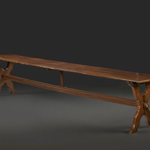 Null 17世纪的食堂桌子 
橡木，顶部由X形的镂空立柱支撑，立柱由一个裆部的杆子连接；修复情况

H.75厘米（29 ½英寸）

l.391 cm (154&hellip;