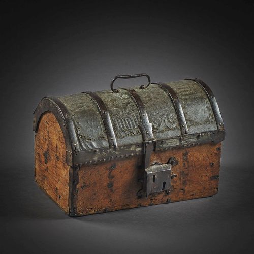 Null 炸弹箱，法国北部，15世纪末 
盒盖和木芯上的配件都是由带凹槽的皮革制成的

H.22厘米（8 ½英寸）。

l.35厘米(13 ¾英寸)

P.21&hellip;