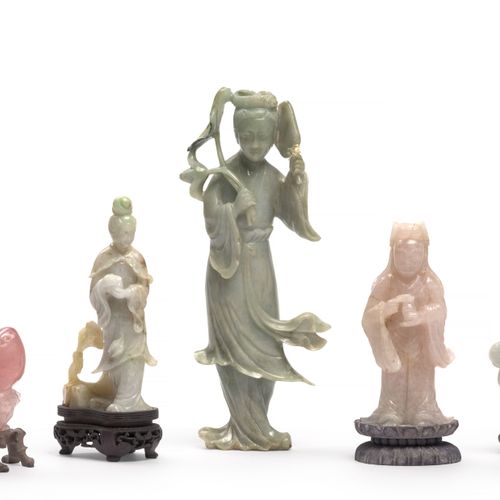 Null 五件粉色石英和翡翠组，中国，20世纪初



 
包括三组翡翠，第一组和第二组描绘的是站立的女人，一个拿着扇子和莲花，另一个拿着桃子，第三组雕刻着两个&hellip;