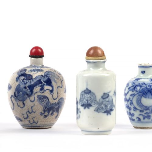 Null 十个瓦罐，一个杯子和一个小型白瓷瓦罐 中国，19世纪末-20世纪初

 
各种形状，装饰有人物、佛教狮子、花卉和风景的动画场景，包括一个蓝白和红铜装饰&hellip;