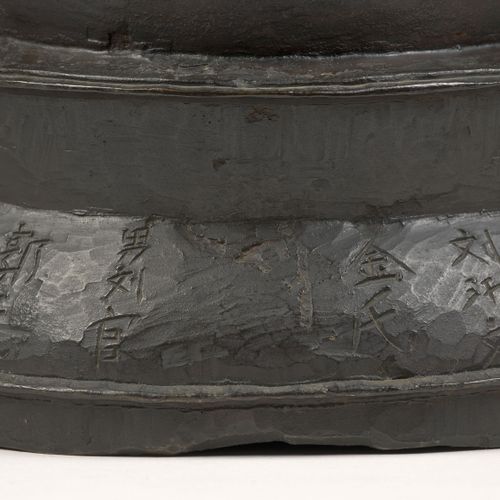 Null BOUDDHA-STATUE AUS BRONZE, China, Ming-Dynastie, 17. 
Dargestellt sitzend i&hellip;