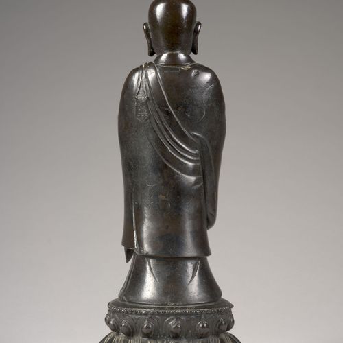 Null 青铜佛像，中国，明朝，17世纪

 
描绘了站在双层莲花形底座上，双手合十，身穿长长的僧袍，面容安详，眼睛半闭。

H.33.5厘米（13¼英寸）

&hellip;