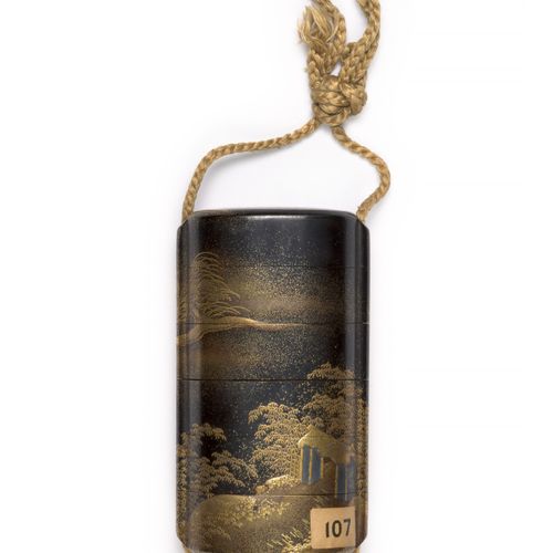 Null 五盒INRO，日本，江户时代，19世纪

 
用金银色的hiramiki-e和takamaki-e装饰，上面有一个农民拿着一捆木头在树林中走向他的房子&hellip;