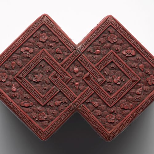 Null Caja con tapa tallada y lacada en rojo, China, dinastía Qing, siglo XVIII 
&hellip;