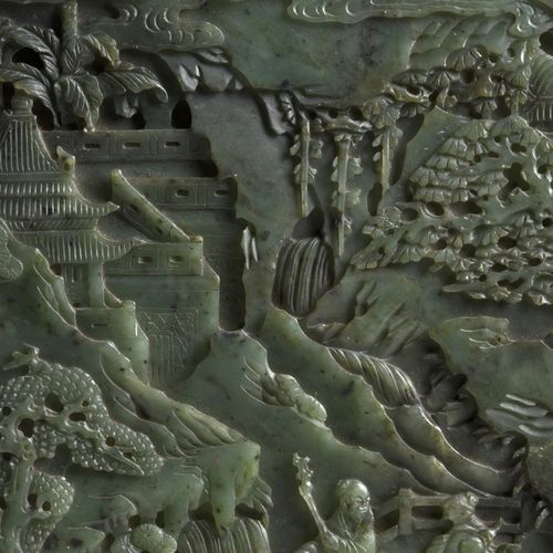 Null 罕见的雕花菠菜绿玉桌屏，中国，清朝，乾隆时期（1736-1795年） 
圆形，表面精雕浅浮雕的圣人和他的仆人在工事脚下的露台上，在树林和山地的瀑布边上&hellip;