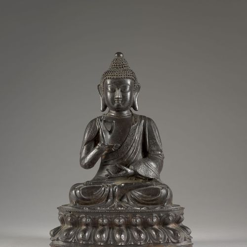 Null BRONZE BUDDHA STATUE, China, Ming dynasty, 17th century 
Depicted seated in&hellip;