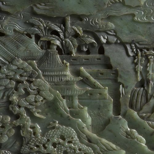 Null 罕见的雕花菠菜绿玉桌屏，中国，清朝，乾隆时期（1736-1795年） 
圆形，表面精雕浅浮雕的圣人和他的仆人在工事脚下的露台上，在树林和山地的瀑布边上&hellip;