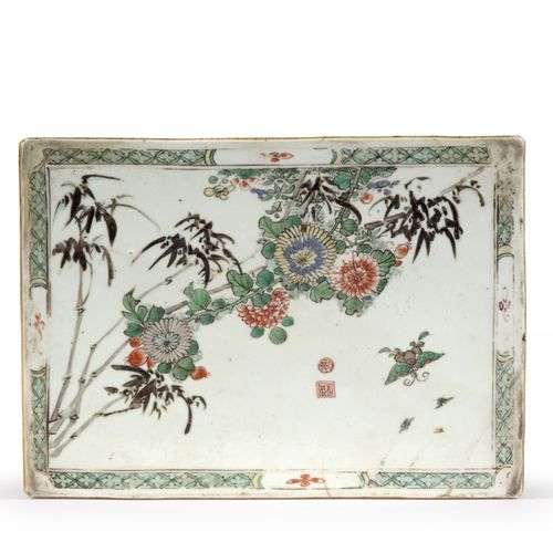 Null 瓷器 BRIQUE GREEN家族，中国，清朝，康熙时期（1662-1722）。 
长方形，一面装饰有贵族围坐于室内的桌子，另一面装饰有菊花和竹子，有&hellip;