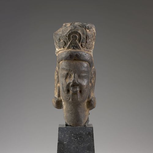 Null 绿色钙质菩萨头，中国，可能是北魏时期（386-534）。

 
脸部安详，微微一笑，额头被雕刻着花和叶子的头饰所包围，修长的耳朵戴着耳环，大理石底座；&hellip;