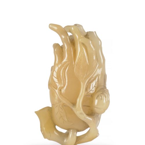 Null 雕刻AGATE组合，中国，清朝（1644-1911）。 
柠檬形（佛手），边缘雕有枝叶，木质底座；有小缺口和裂缝

H.9.5 cm (3 ¾ in.&hellip;