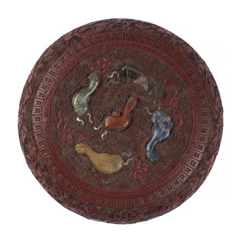 Null Scatola con coperchio intarsiato in lacca rossa e pietra dura, Cina, dinast&hellip;