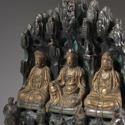 Null 罕见而重要的金质彩绘草石，中国，明朝，万历年间，日期为1605年 
描绘文殊菩萨、普贤菩萨和观音菩萨坐在石洞的坐垫上，猴子爬在他们身上，他们脚下有两个&hellip;