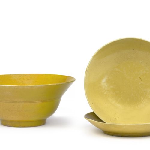 Null 黄色单色瓷碗和两个杯子，中国，清朝，康熙年间（1662-1722年）。 
碗的邊緣外翻（已修復），杯子放在一個小底上（有裂縫和磨損）。

碗：18和1&hellip;