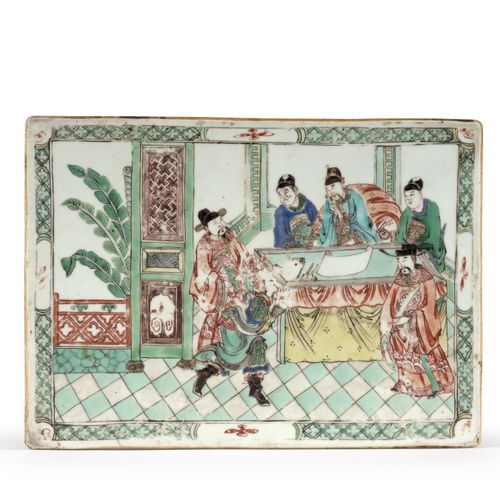 Null 瓷器 BRIQUE GREEN家族，中国，清朝，康熙时期（1662-1722）。 
长方形，一面装饰有贵族围坐于室内的桌子，另一面装饰有菊花和竹子，有&hellip;