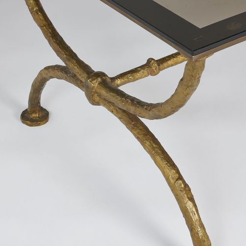 Null 迭戈-贾科梅蒂 1902-1985
带 X 形腿的茶几 - 约 1955-1960 年
镀金青铜

玻璃桌面

46 x 140 x 65 厘米


&hellip;