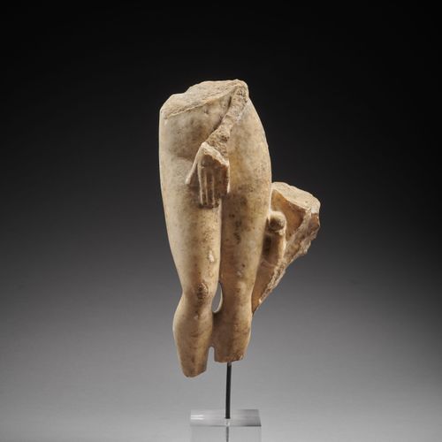 Null VÉNUS ANADYOMÈNE FRAGMENTAIRE EN MARBRE

Art romain, Ier-IIe siècle ap. J.-&hellip;
