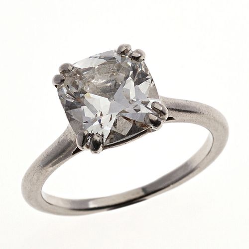 Anello solitario in platino 850/°° con un diamante taglio cuscino di circa 2,30 &hellip;